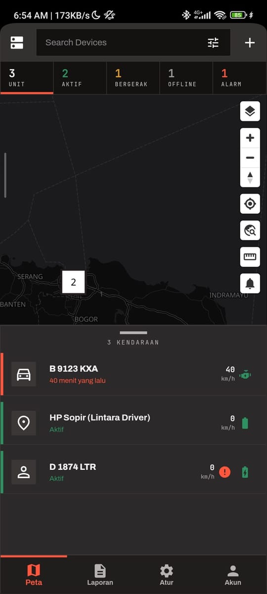 Aplikasi Lintara Fleet di HP menampilkan peta gelap dan daftar kendaraan